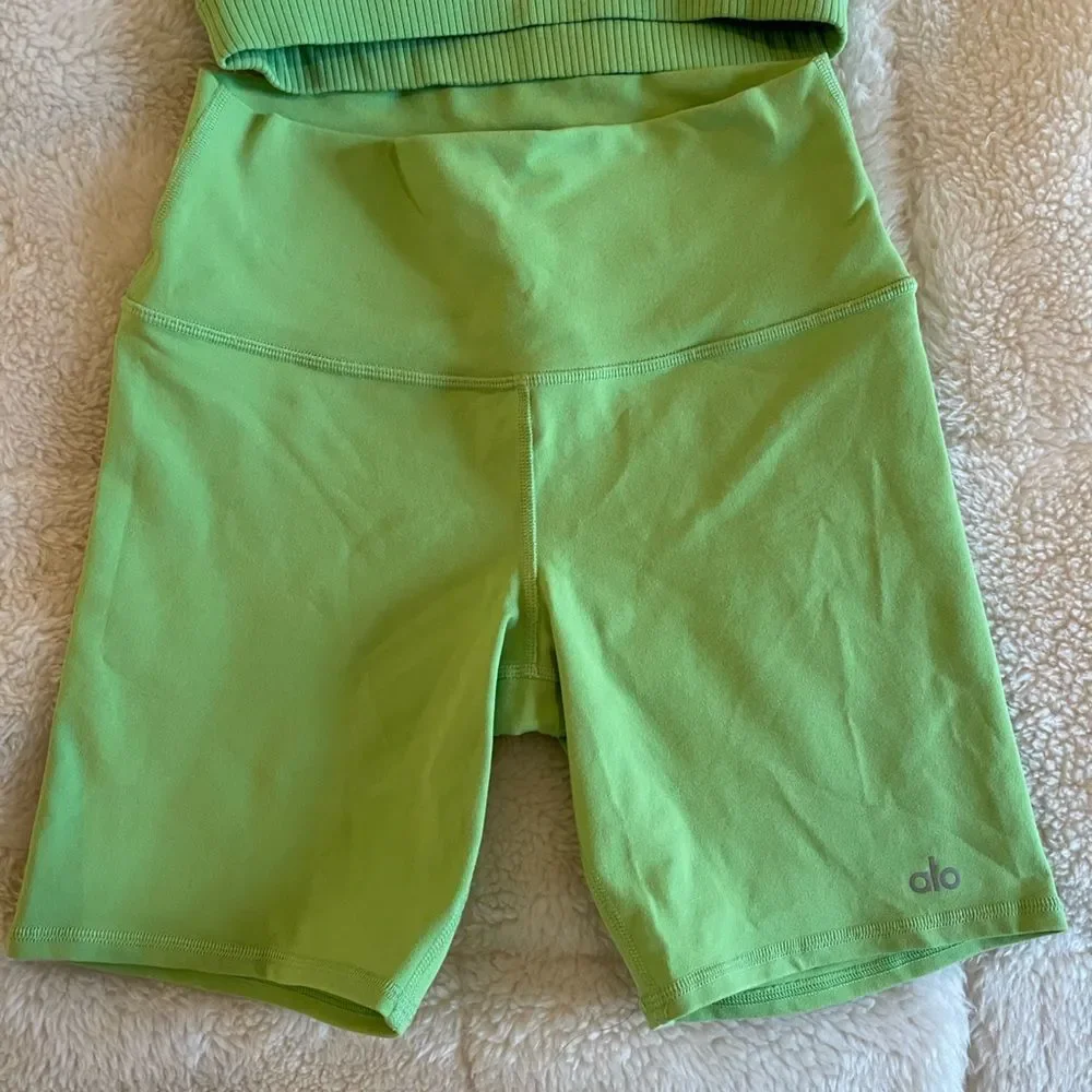 Alo Yoga Green Set Wellness Bra and Airbrush 7" Biker Short | SZ S - Picture 9 of 14